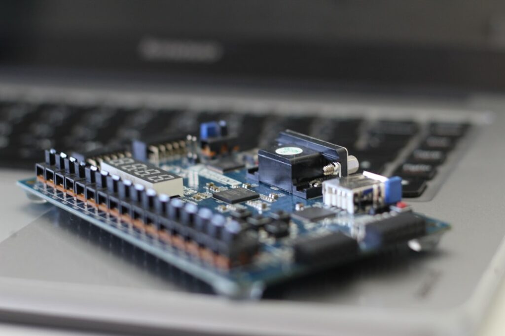 Retro Gaming na Sterydach: Czy emulacja na FPGA to Święty Graal, czy Faustiański Pakt?