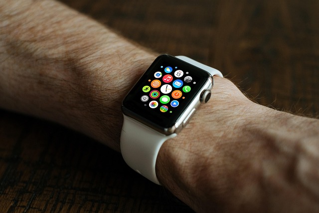Porównanie smartwatchy: Apple Watch Series 8 vs. Samsung Galaxy Watch 5 – Który model lepiej wspiera aktywny styl życia?