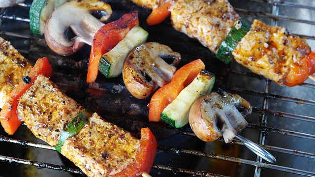 Grillowanie na krawędzi: Jak DIY smoker z beczki po oleju napędowym zmienił moje postrzeganie smaku (i portfela)